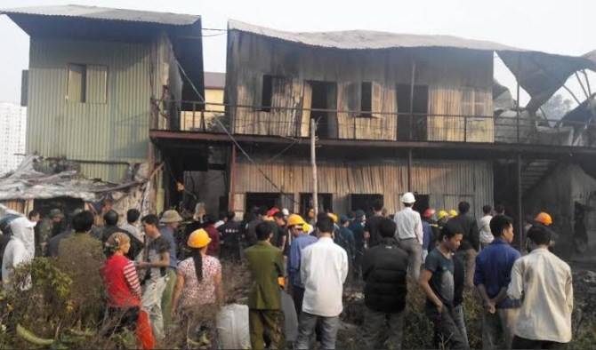 Công tác tìm kiếm người bị nạn có thể bị kẹt trong đám cháy được tiến hành khẩn trương