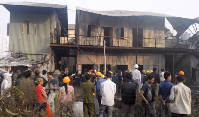 Công tác tìm kiếm người bị nạn có thể bị kẹt trong đám cháy được tiến hành khẩn trương