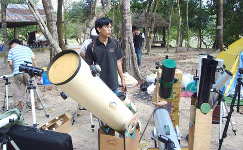 Các bạn trẻ Việt Nam khám phá vũ trụ bằng kính thiên văn chứ không nghe theo tin đồn. Ảnh: Khám Phá