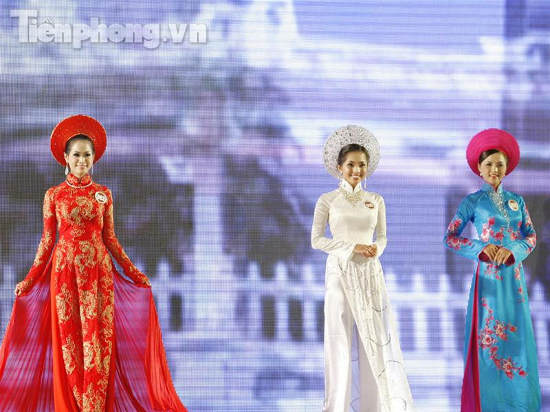 Các thí sinh bước vào phần thi Trang phục Áo dài. Ảnh: Hồng Vĩnh.