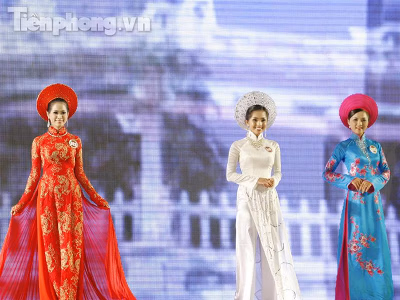 Các thí sinh bước vào phần thi Trang phục Áo dài. Ảnh: Hồng Vĩnh. Các thí sinh bước vào phần thi Trang phục Áo dài. Ảnh: Hồng Vĩnh.