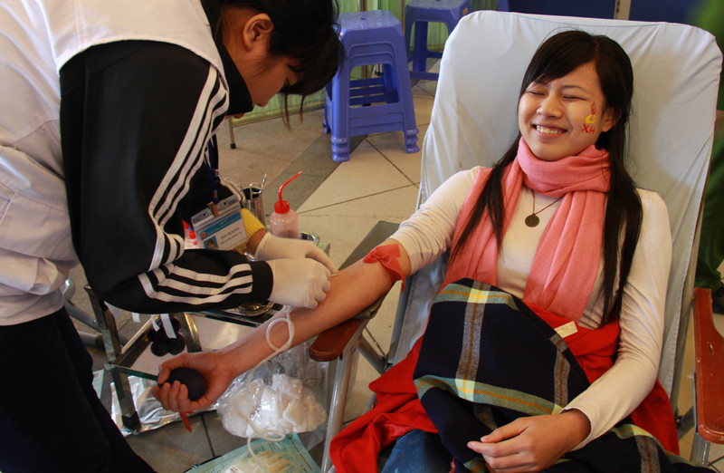 Nhiều bạn sinh viên, dù hiến máu rất nhiều lần nhưng cũng không tránh khỏi tâm trạng lo lắng. Trong ảnh là Lê Thị Phượng, đã hiến máu 7 lần