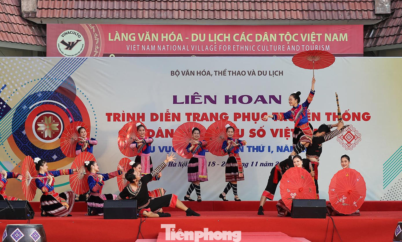 Một tiết mục văn nghệ chào mừng Liên hoan trình diễn trang phục truyền thống các dân tộc thiểu số Việt Nam khu vực phía Bắc lần thứ I năm 2022.