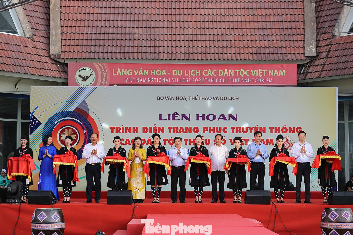 Các đại biểu cắt băng khai mạc Liên hoan trình diễn trang phục truyền thống các dân tộc thiểu số Việt Nam khu vực phía Bắc lần thứ I năm 2022.