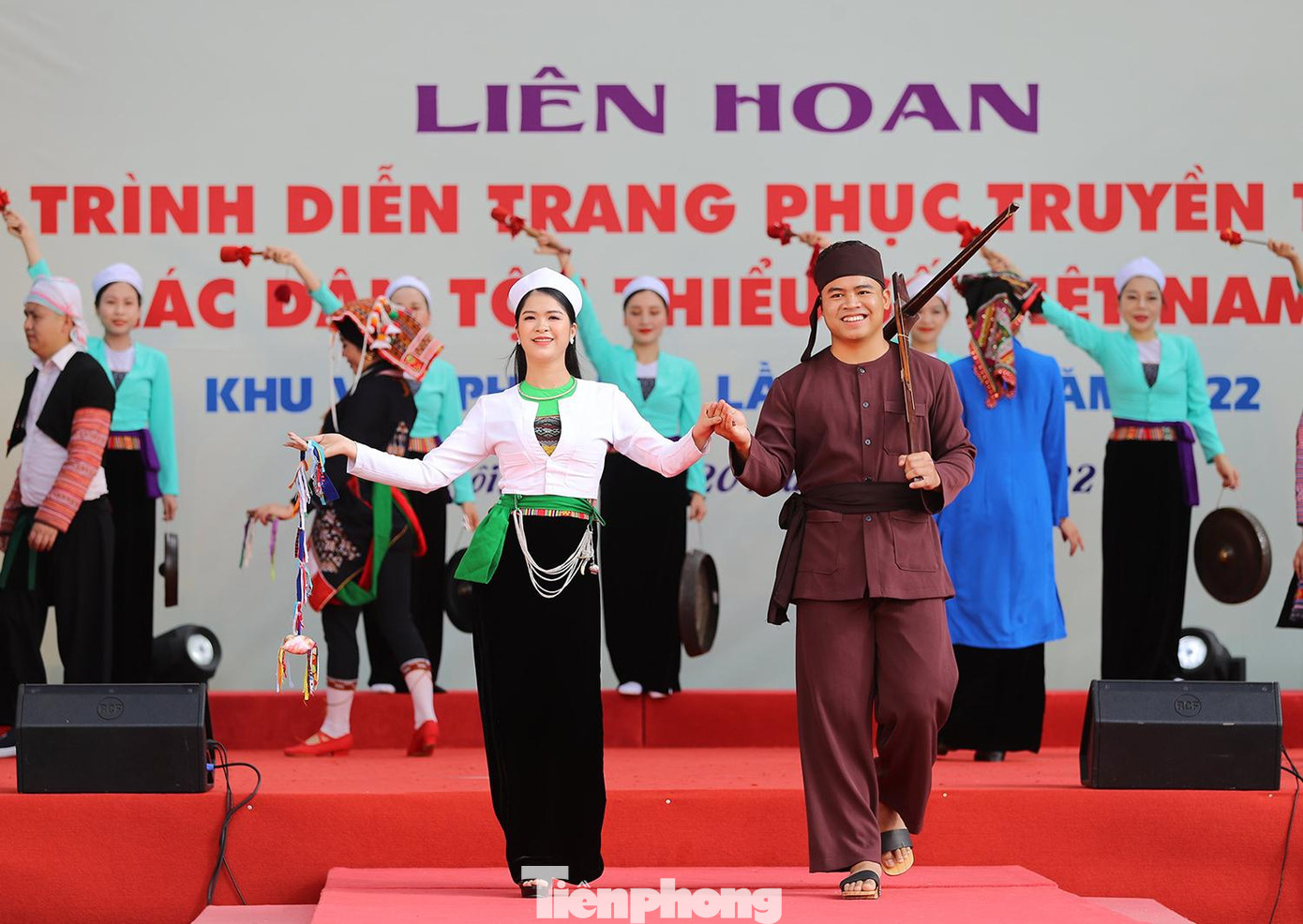 Nam nữ đồng bào dân tộc Mường trình diễn trang phục của dân tộc mình.