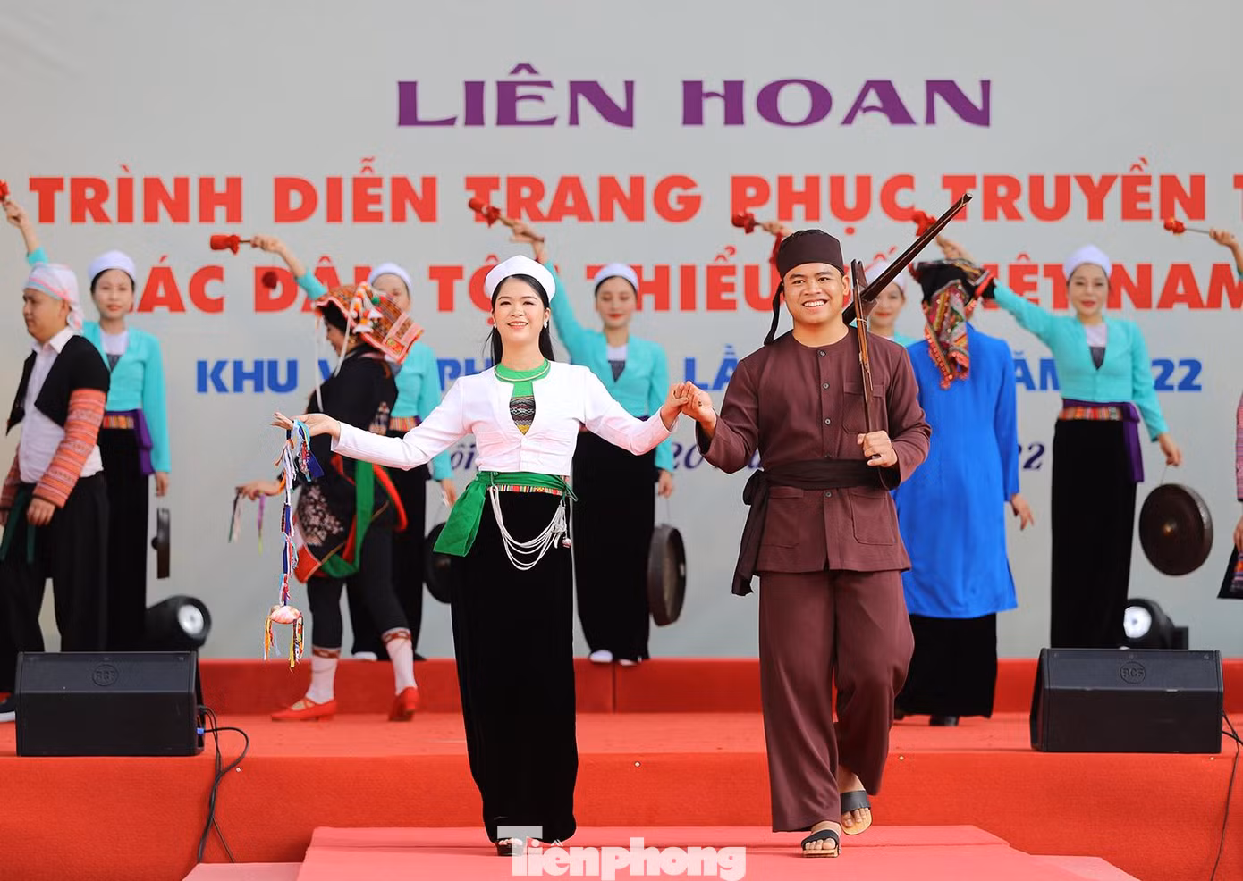 Nam nữ đồng bào dân tộc Mường trình diễn trang phục của dân tộc mình.