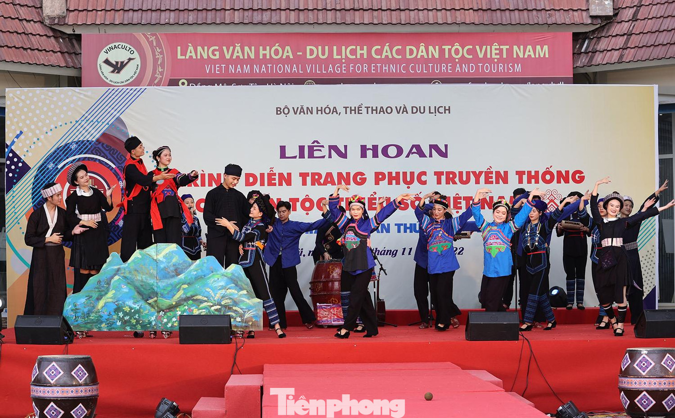 Trong khuôn khổ liên hoan còn diễn ra nhiều sự kiện như Hội nghị gặp mặt nghệ nhân và những người có đóng góp trong công tác bảo tồn, phát huy văn hóa các dân tộc thiểu số.