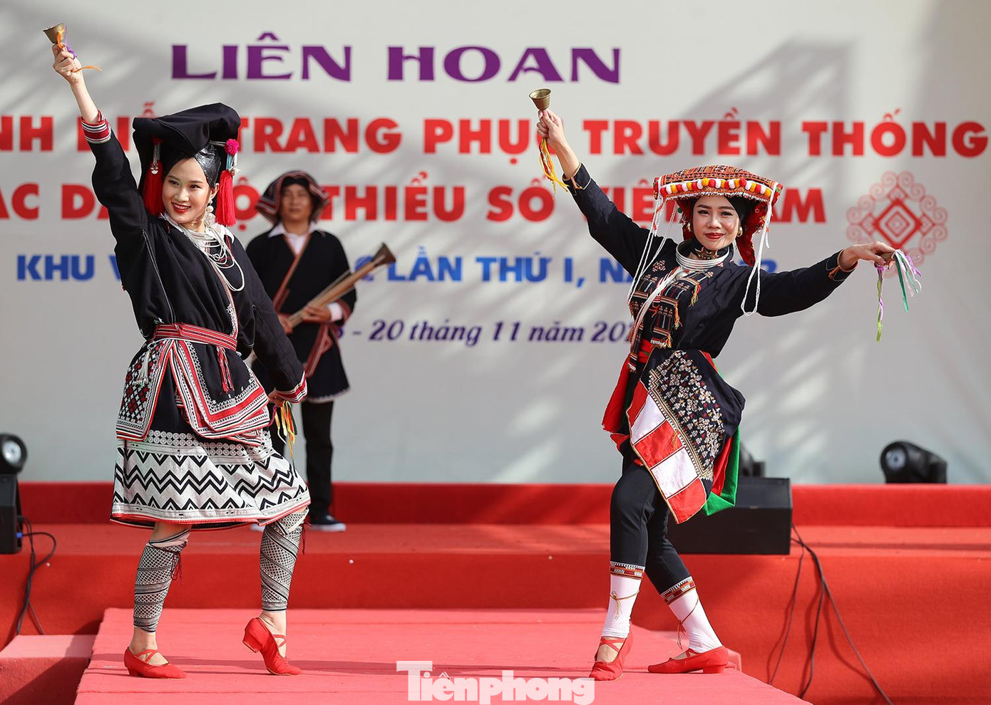 Nét duyên dáng của các cô gái dân tộc trong trang phục truyền thống.