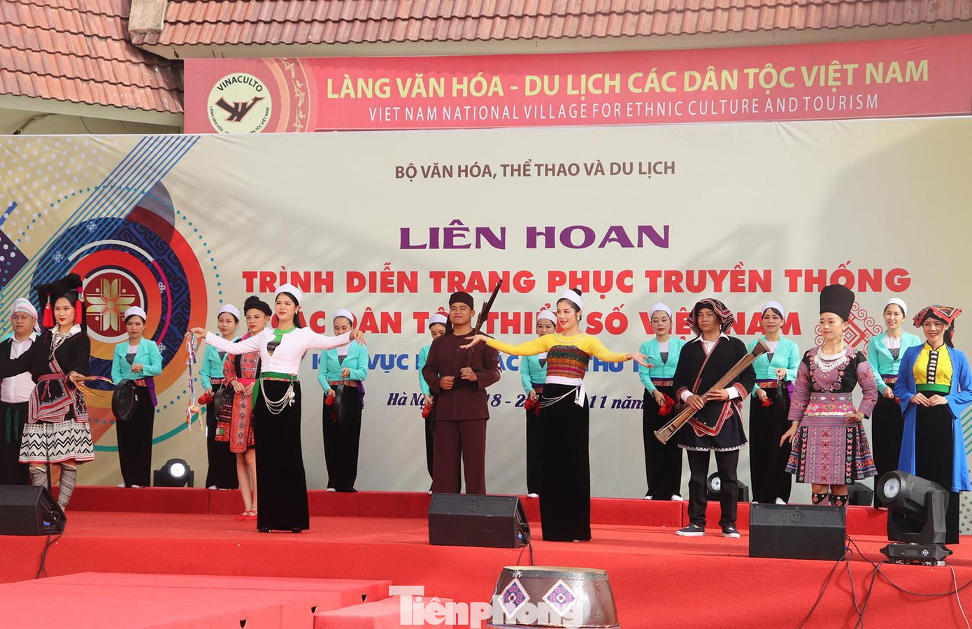 Trưng bày giới thiệu sản phẩm văn hóa đặc trưng và trình diễn thêu, dệt thủ công trang phục truyền thống các dân tộc thiểu số Việt Nam khu vực phía Bắc.