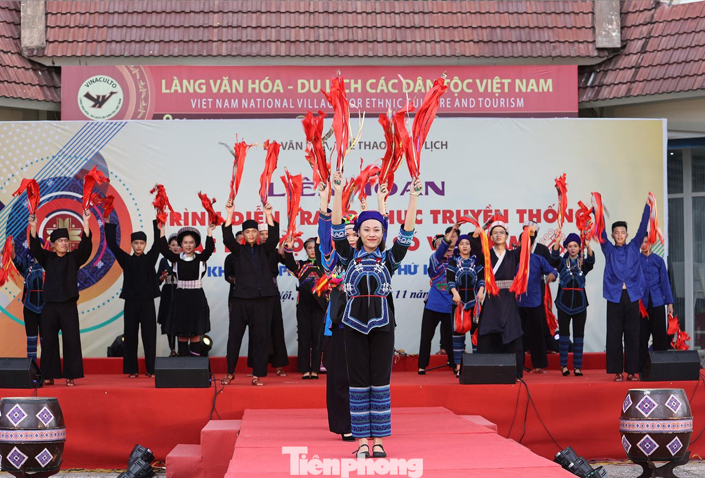 Tổ chức tái hiện không gian chợ phiên khu vực miền núi phía Bắc… Hội thảo khoa học “Giải pháp bảo tồn, phát huy trang phục truyền thống các dân tộc Việt Nam trong giai đoạn hiện nay”.