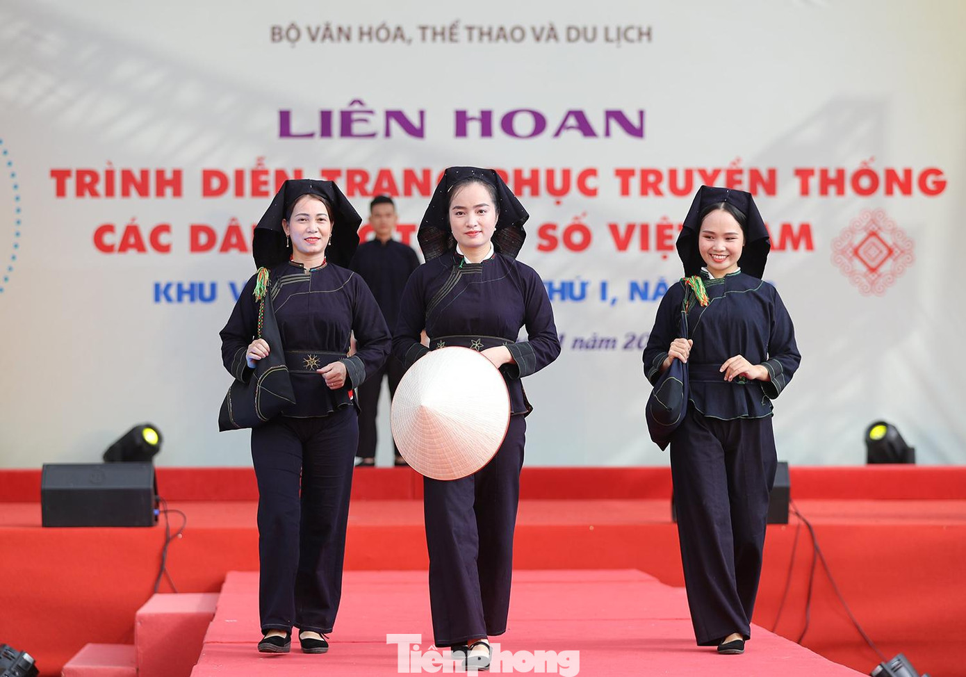 Trang phục dân tộc Nùng được trình diễn trên sân khấu sự kiện.