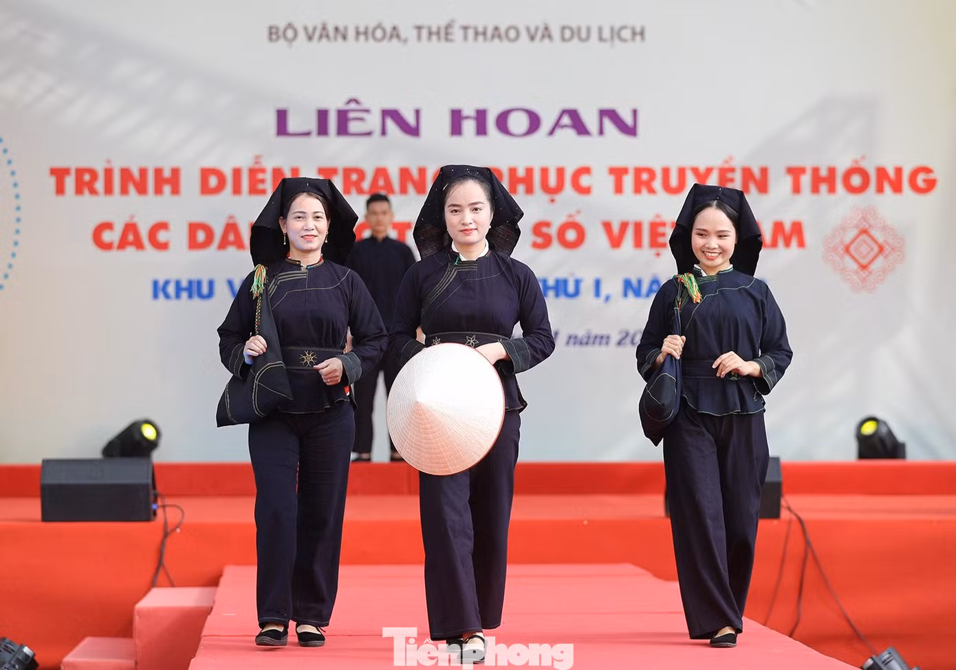 Trang phục dân tộc Nùng được trình diễn trên sân khấu sự kiện.