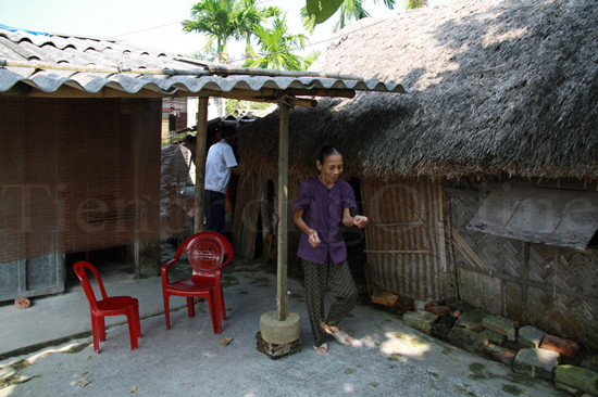 17 năm qua, ông bà ngoại của Đức đã già yếu, bệnh tật. Ảnh: Trường Phong