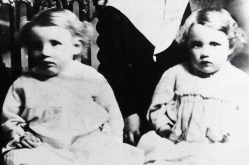 Hai cụ khi còn nhỏ.