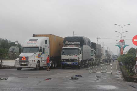 ngàn xe tải, xe khách mắc kẹt tại thành phố Quảng Ngãi. ngàn xe tải, xe khách mắc kẹt tại thành phố Quảng Ngãi