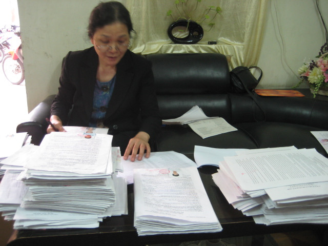 Cán bộ phòng giáo dục quận Ba Đình (Hà Nội) tập hợp hồ sơ đăng ký của thí sinh chiều nay, 14-4. Ảnh: Đỗ Hợp Cán bộ phòng giáo dục quận Ba Đình tập hợp hồ sơ đăng ký của thí sinh chiều nay, 14-4