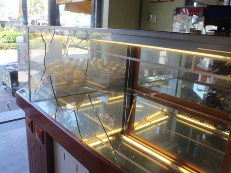 Tủ kính bị đập bể 