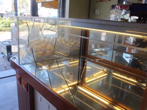 Tủ kính bị đập bể 