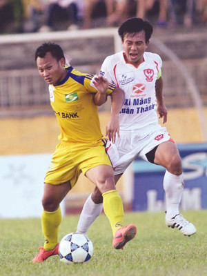 Theo quy định mới được BCH VFF thông qua, những cầu thủ U23 như Trọng Hoàng (trái) sẽ phải phục vụ CLB cũ thêm 2 năm mới được tự do tìm bến đỗ. Ảnh: VSI