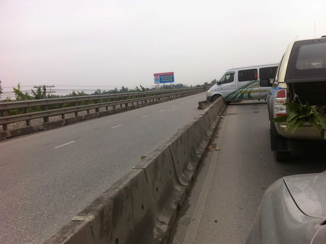 Một chiếc xe khách 16 chỗ tuyến Nam Định - Hà Nội không đủ kiên nhẫn đã phá dải phân cách để tìm cách vòng lại thành phố Nam Định tìm đường khác 