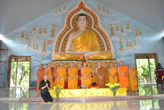 Phan Văn Triển trả tam y tỳ kheo và bình bát lại cho nhà chùa. Nhà sư Pháp Định trả tam y tỳ kheo và bình bát lại cho nhà chùa