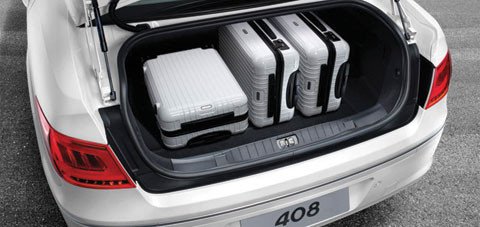 Dung tích bình nhiên liệu là 60 lít, thể tích khoang hành lý là 562 lít