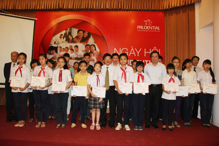 Các đại biểu cùng học sinh trong Lễ trao học bổng