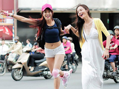 Từng là một cái tên vô danh trong showbiz Việt nhưng Diệp Lâm Anh khiến dư luận xôn xao vì bộ ảnh nude cùng trăn phản cảm một thời. Tuy nhiên, sau một thời gian im ắng, cô trở lại đầy thiện cảm và năng động trong chương trình Cuộc đua kỳ thú và bất ngờ giành chiến thắng Bài viết: http://news.zing.vn/Nhung-gai-hu-Vbiz-tro-lai-vai-ngoan-hien-post363861.html#category_featured.noibat Nguồn Zing News 