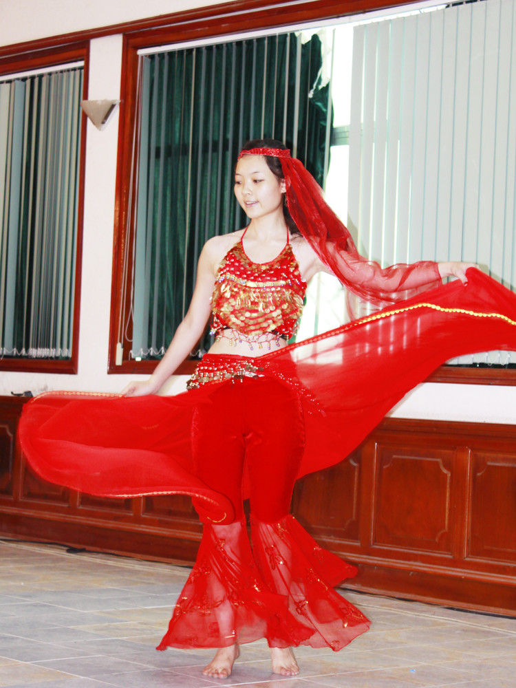 Nguyễn Hồng Ngọc (ĐH Ngoại thương) gợi cảm với Bellydance