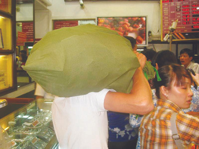 Vác cả bao tải tiền đi mua vàng tại một hiệu vàng ở Hà Nội ngày 8-8. Ảnh: Hoài Nam. Vác cả bao tải tiền đi mua vàng tại một hiệu vàng ở Hà Nội ngày 8-8. Ảnh: Hoài Nam