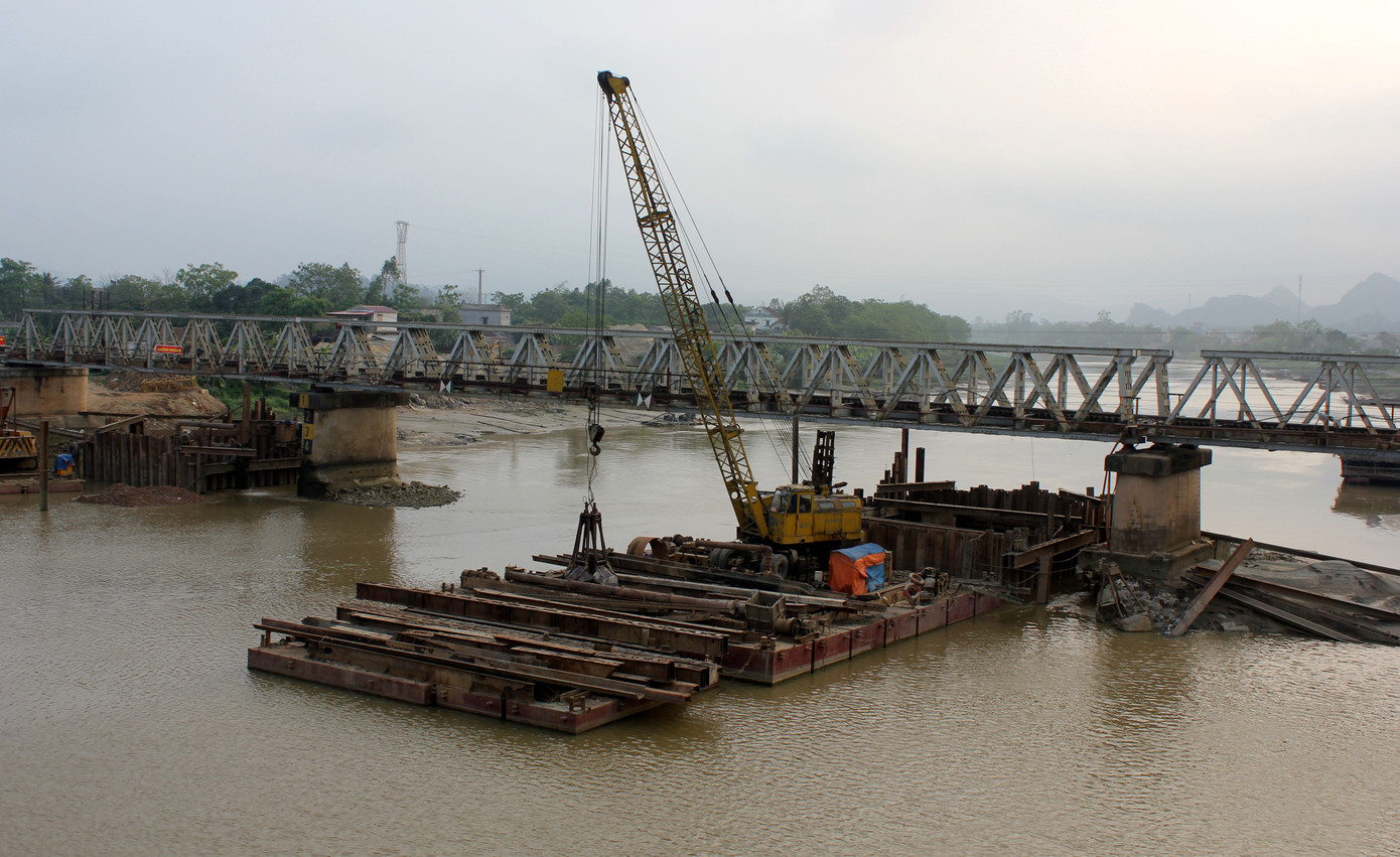 Mố cầu Đò Lèn, nơi phát hiện quả bom tấn do không quân Mỹ ném xuống trong chiến tranh. Ảnh: Hoàng Lam