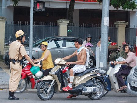 Tám tổ tuần tra thuộc các đội CSGT trong nội thành được triển khai tại các tuyến phố chính để xử phạt thanh niên vi phạm giao thông