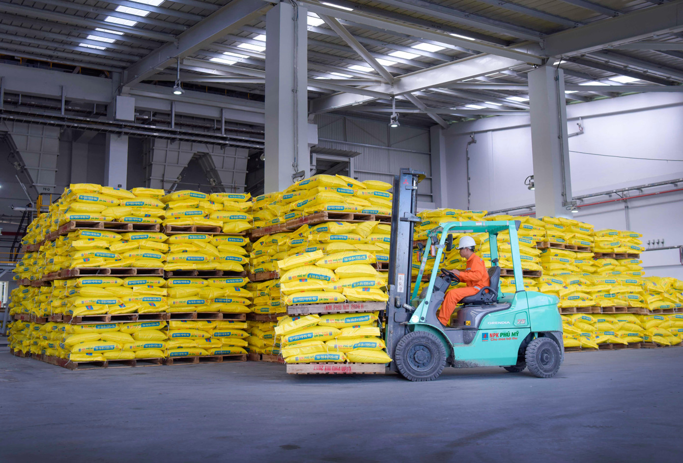 PVFCCo đã chủ động trong công tác phối hợp sản xuất - cung ứng nhịp nhàng, hợp lý ngay cả trong bối cảnh giãn cách xã hội ở nhiều nơi. PVFCCo đã chủ động trong công tác phối hợp sản xuất - cung ứng nhịp nhàng, hợp lý ngay cả trong bối cảnh giãn cách xã hội ở nhiều nơi.