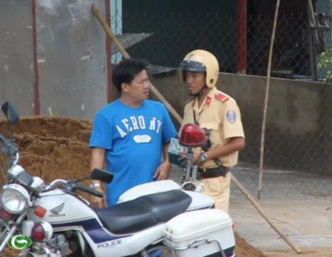 Thái độ 'dấm dúi' khi xử lý vi phạm giao thông của CSGT Q.9 (ảnh: N.D) 