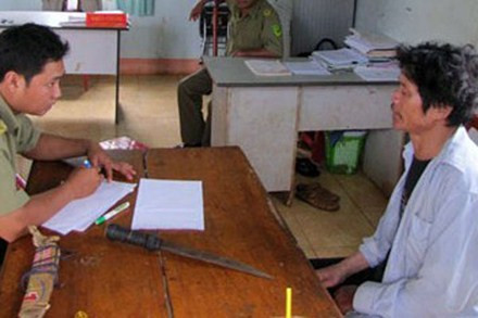 Thế bị bắt tại Cơ quan điều tra. Ảnh: Lao Động