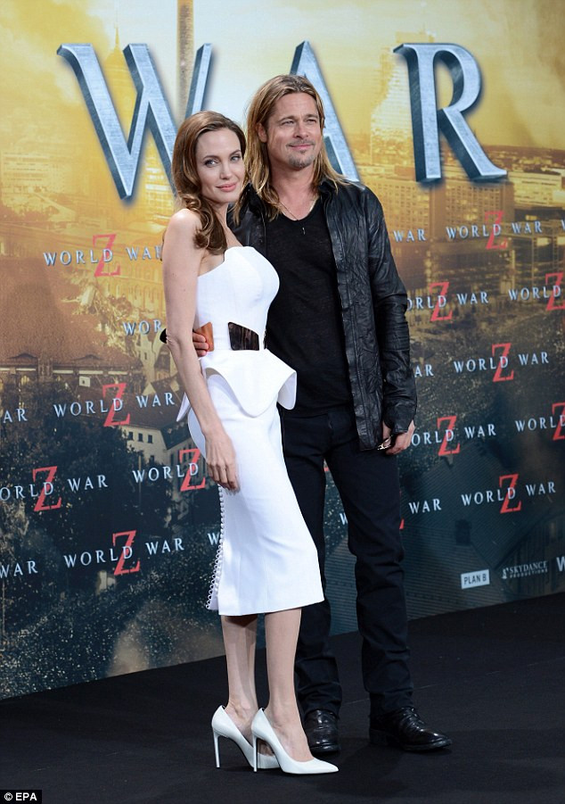 Angelina rạng rỡ, tràn đầy sức sống bên cạnh Brad Pitt. Angelina rạng rỡ, tràn đầy sức sống bên cạnh Brad Pitt
