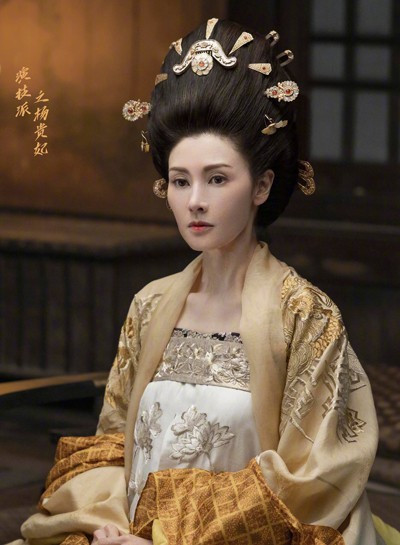 Showbiz 16/9: Kim Lý bị chỉ trích vì hôn cổ Hồ Ngọc Hà ở sân bay ảnh 4