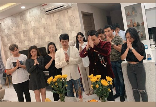 Bị phản ứng vì mặc áo ngắn hở eo thắp hương Tổ nghề, Phương Mỹ Chi nói gì? ảnh 2