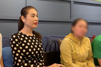 Showbiz 24/9: Kim Lý ôm hôn Hồ Ngọc Hà công khai trên máy bay ảnh 2