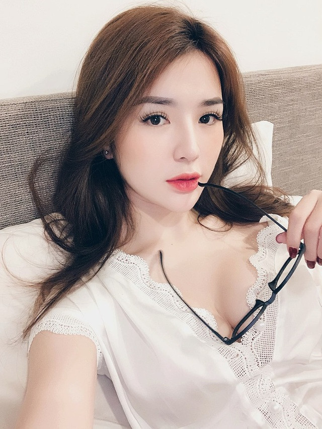 Ngồi rửa cả sân bát đũa, cô gái xinh đẹp bị nghi 'làm màu' ảnh 1