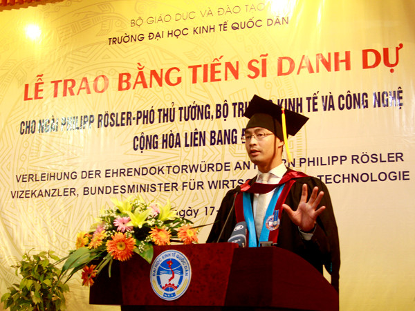 Ông Philipp RoslerThuyết trình về chủ đề "Cơ hội của nền kinh tế thị trường xã hội“. Thuyết trình tại lễ trao bằng