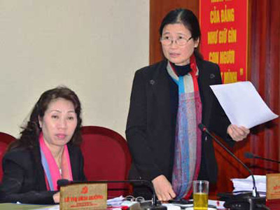 Bà Đỗ Thị Hoàng (đứng) công bố điểm thi tuyển cán bộ lãnh đạo lần đầu tại Quảng Ninh. Ảnh: Báo Quảng Ninh