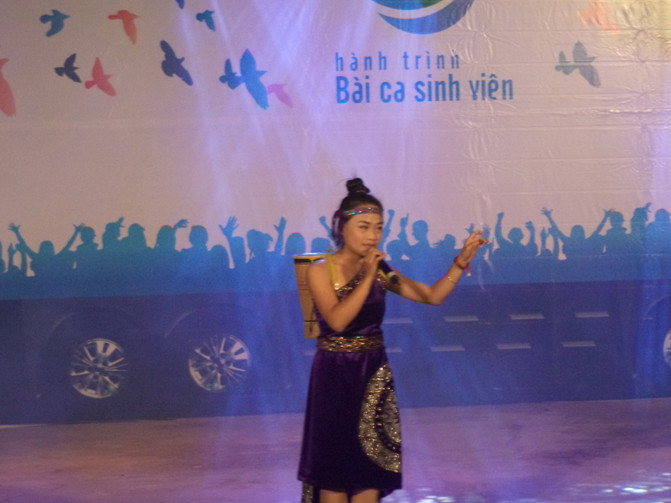 Tiết mục Tổ quốc nhìn từ biển của Đoàn nghệ thuật trường Đại học Đà Lạt 