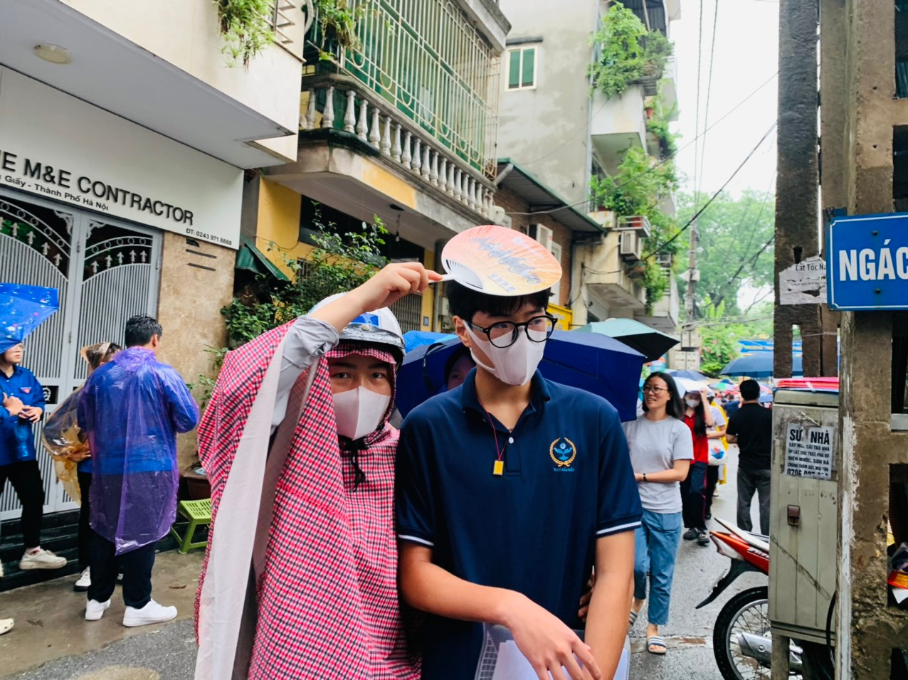 Mẹ che mưa cho con Mẹ che mưa cho con