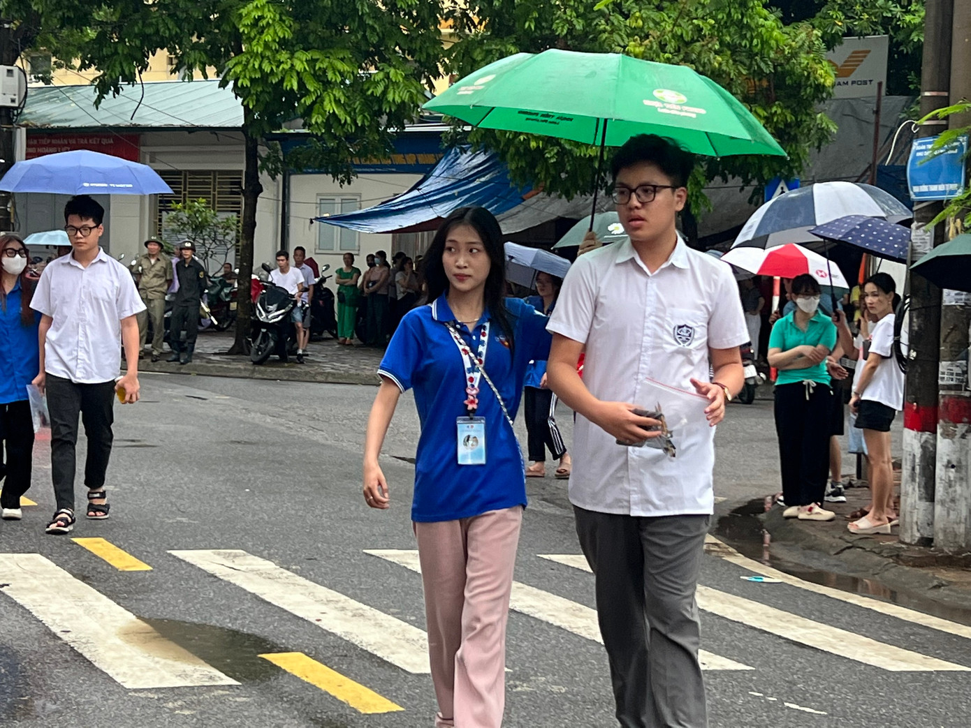 Theo ghi nhận tại điểm thi THCS Yên Hòa (Q.Cầu Giấy, Hà Nội), THCS Hoàng Liệt (Q. Hoàng Mai), THCS Khương Đình (Q. Thanh Xuân),...sát giờ thi các thí sinh mới có mặt do trời mưa. Ảnh: Nguyễn Hà