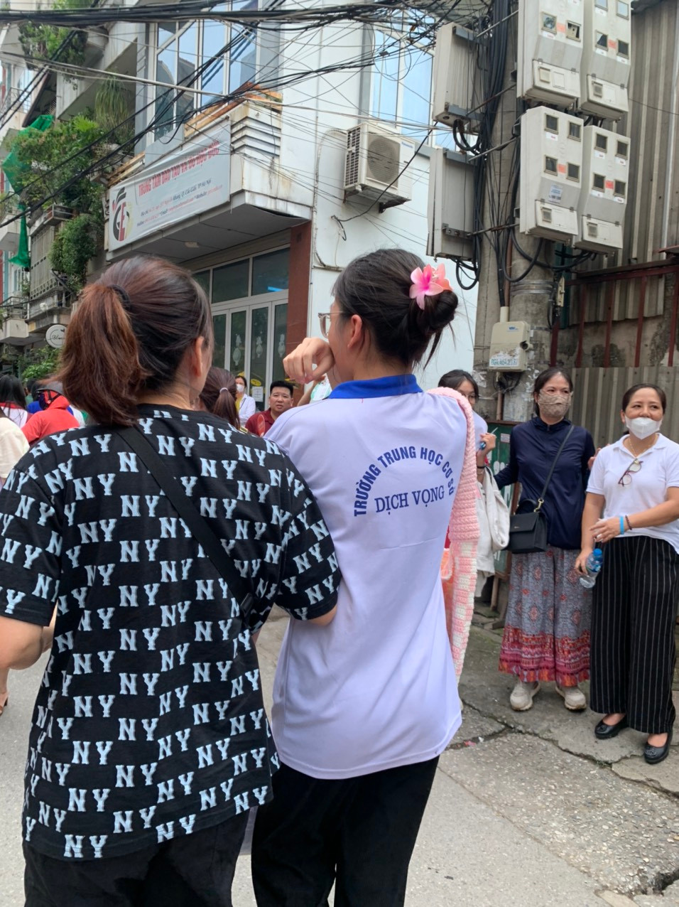 Mẹ ở bên vỗ về an ủi Mẹ ở bên vỗ về an ủi