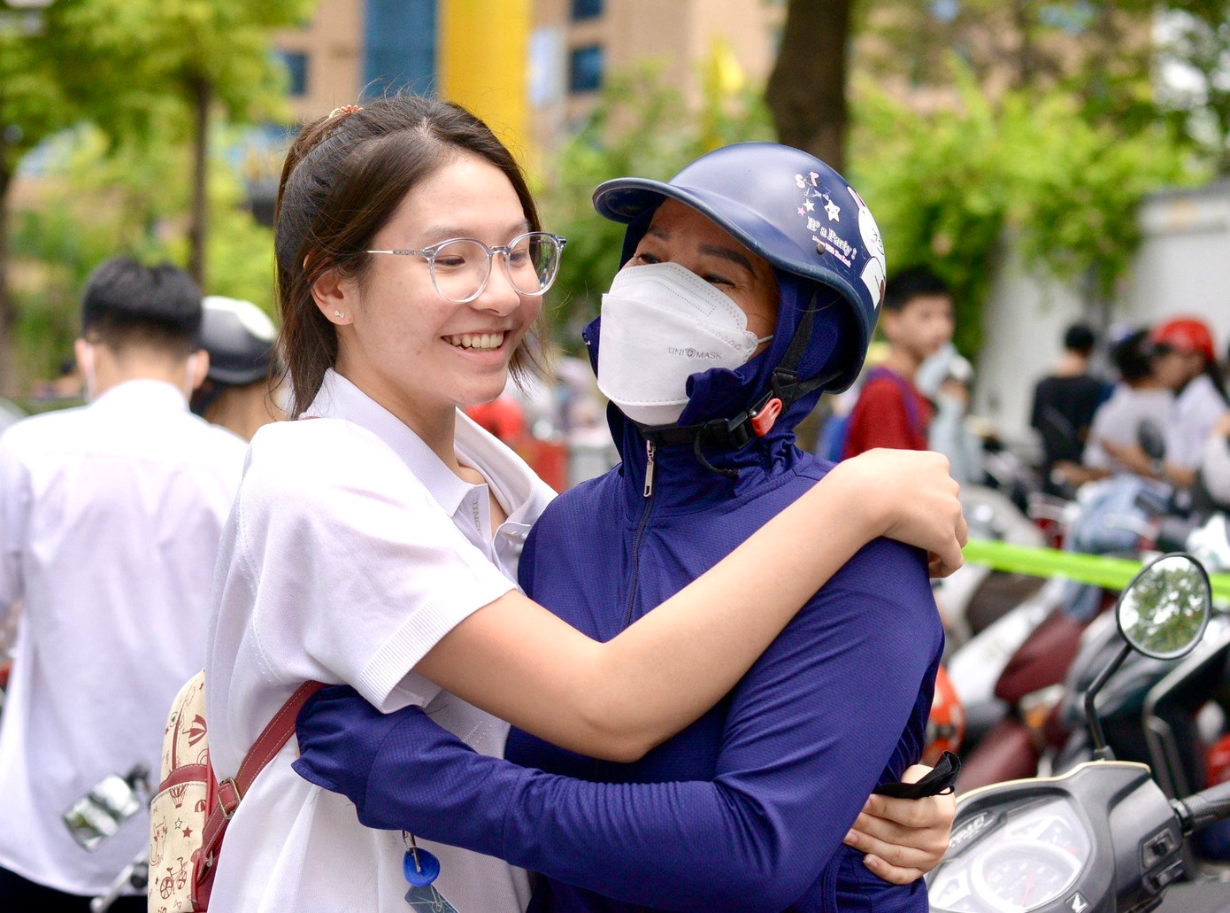 Những hình ảnh có một không hai ở kỳ thi vào 10 tại Hà Nội ảnh 17