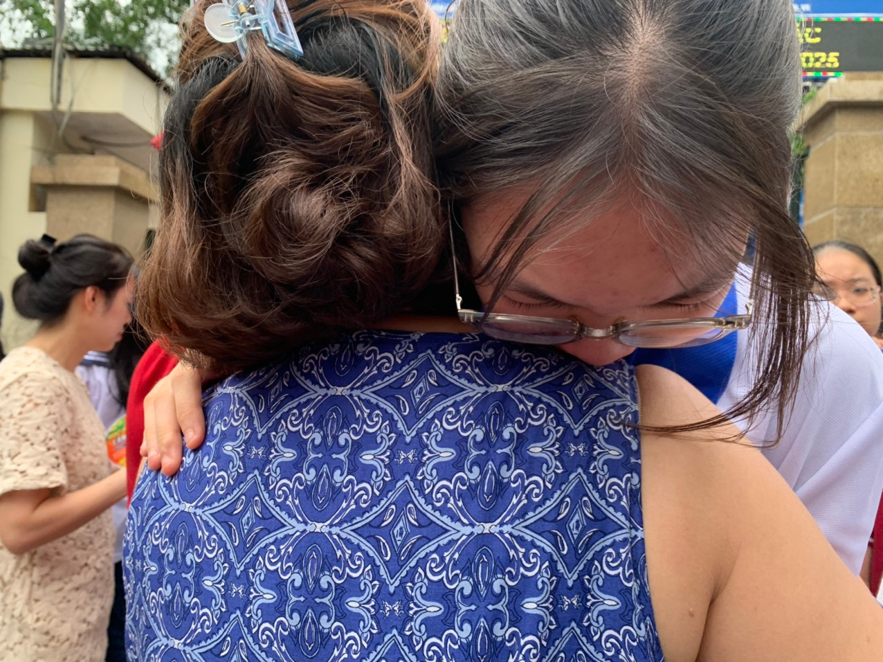 Cái ôm và những giọt nước mắt bên ngoài phòng thi Cái ôm và những giọt nước mắt bên ngoài phòng thi