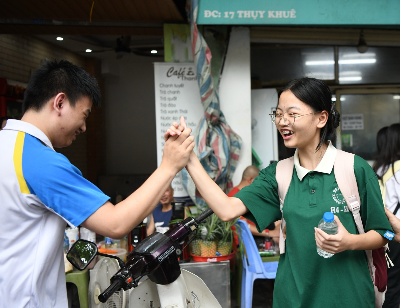 Những hình ảnh có một không hai ở kỳ thi vào 10 tại Hà Nội ảnh 18