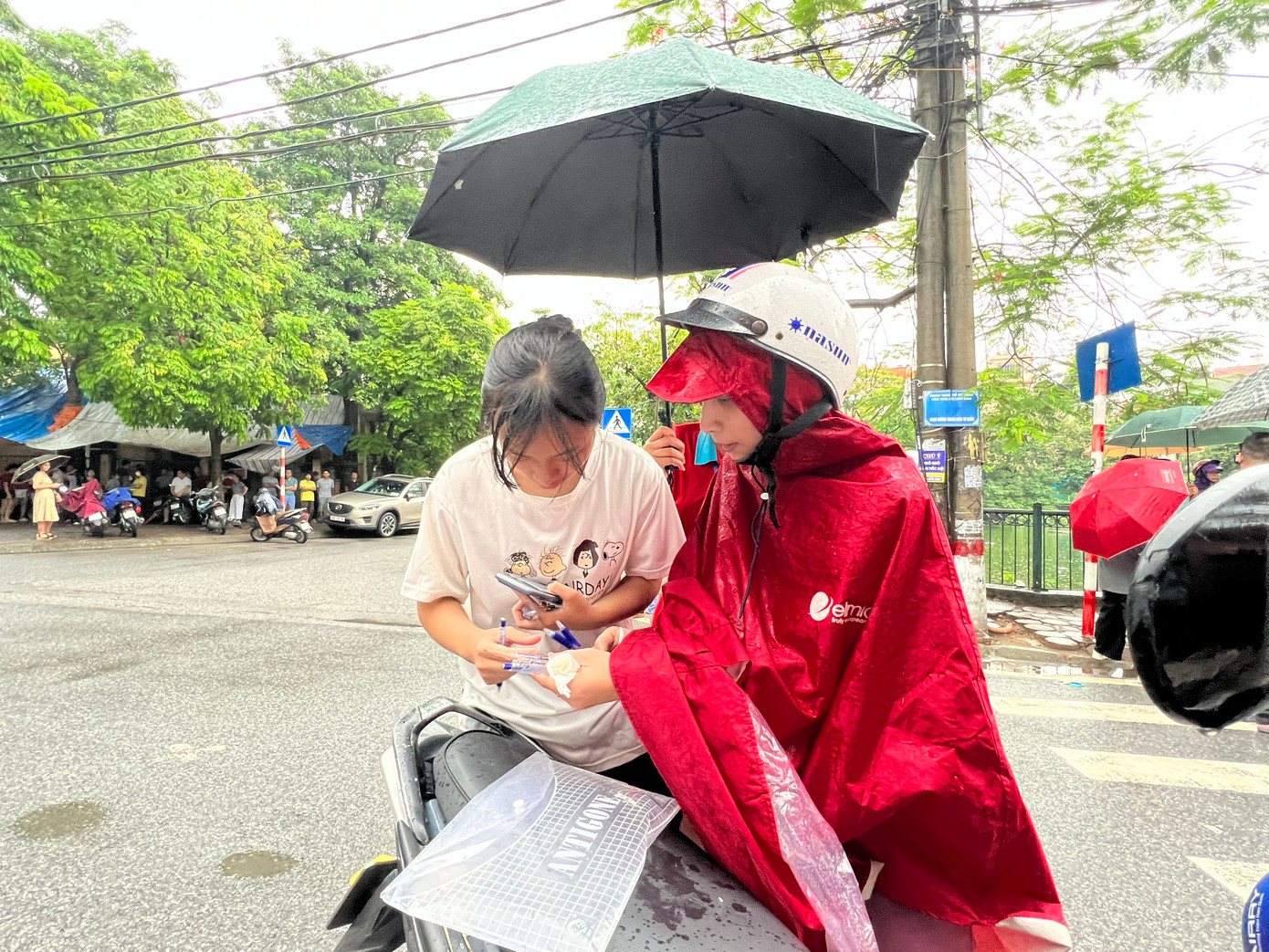 Sáng nay, thời tiết mưa gió khiến học sinh đến trường thi vất vả hơn trong ngày hôm qua- là ngày đầu diễn ra hai môn Ngữ văn và Ngoại ngữ. Ảnh: Nguyễn Hà
